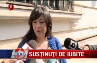 Sustinuti de iubite