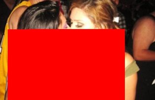 Scene fierbinti in club. Doua tinere, ametite de alcool, au facut show