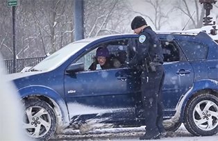 VIDEO Au crezut că sunt opriţi de poliţie pentru a fi amendaţi. Ce le-au spus poliţiştii şoferilor i-a lăsat fără cuvinte