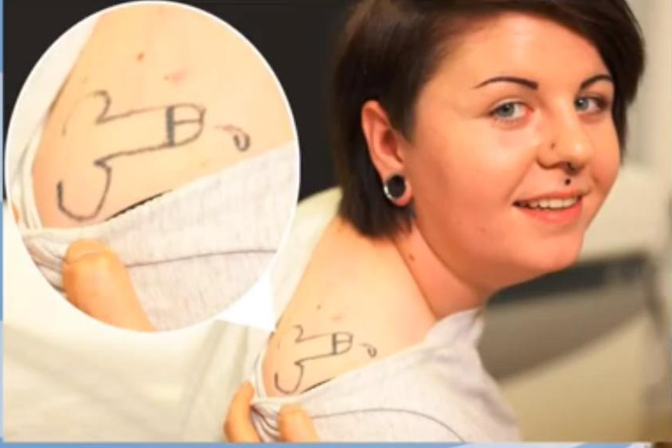 O sa regrete toata viata. Ce si-a tatuat o adolescenta moarta de beata pe spate