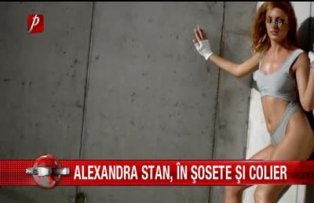 Alexandra Stan in sosete si colier