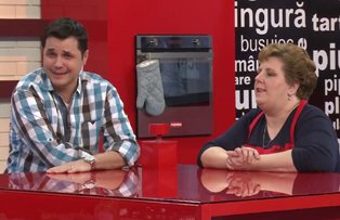 VIDEO /  Au ras cu totii de "talentul" ei culinar: "Imi vine sa ma iau la bataie. Plange ceapa nu ea"