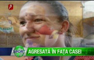 Agresată în faţa casei
