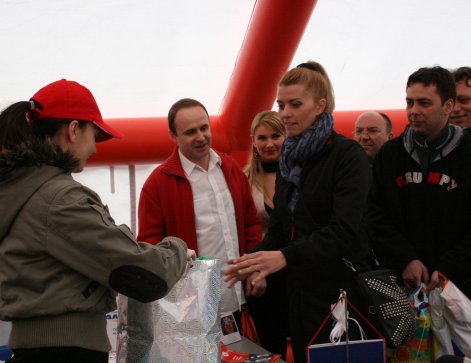 30.000 de produse strânse în campania  “Stop indiferenţei. Îmbracă un vis!”