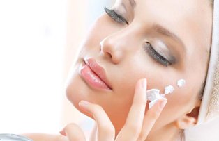 Iată care sunt cele mai periculoase ingrediente din creme!