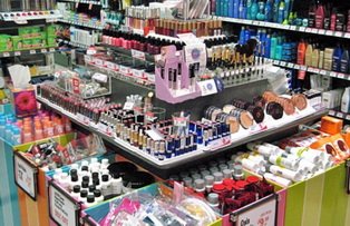 Le-ai folosit şi tu măcar o dată fără să ştii că au o tradiţie de zeci de ani. Vezi care sunt produsele cosmetice care au trecut testul timpului!