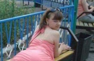 Ar da orice pentru o poza "buna". Insa ce a facut tanara din imagini, intr-un parc plin de copii, intrece orice imaginatie
