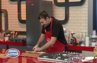 VIDEO / Mama lui George, suparata ca fiul sau are "doua maini stangi". Cum pregateste tanarul mancarea, la "Mama mea gateste mai bine"