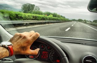 Soferii din Romania trebuie sa-si puna pe bord Cartea de Salvare. Ce este aceasta
