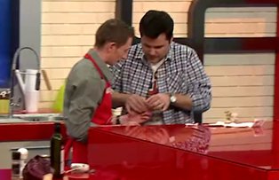 VIDEO / Panica la "Mama mea gateste mai bine". Cove a sarit in ajutorul unui concurent: "Curge sange? Stai linistit, am scoala sanitara"