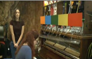 Ce gust are o melodie? Doua romance au inventat pianul care canta si face cocktailuri in acelasi timp