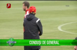 Conduşi de general