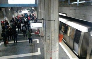 Tentativa de suicid la metrou. Circulatia este blocata