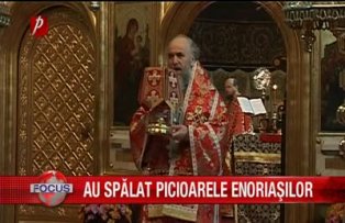 Au spălat picioarele enoriaşilor