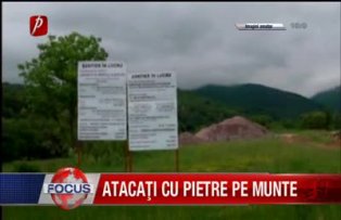 Atacati cu pietre pe munte
