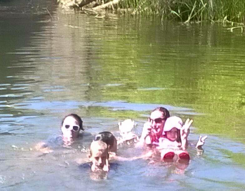 Fotografia care a facut inconjurul lumii. S-a pozat cu familia in apa, dar in imagine a aparut si un chip necunoscut