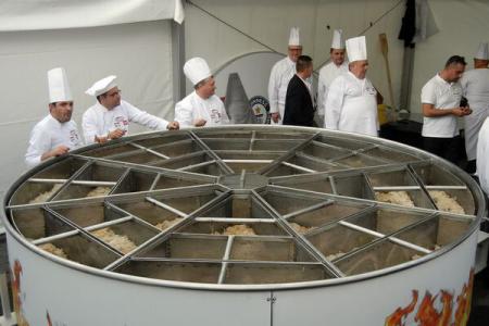 Record mondial pentru cele mai multe sarmale gătite într-o oală, omologat la Odorheiu Secuiesc