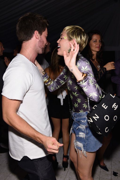Miley Cyrus nu a intrat în graţiile "soacrei". Baiatul lui Arnold a fost avertizat: "Nu sunt de acord cu stilul sălbatic al lui Miley"