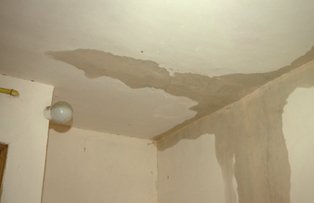 Amenzi mari pentru cei care isi inunda vecinii