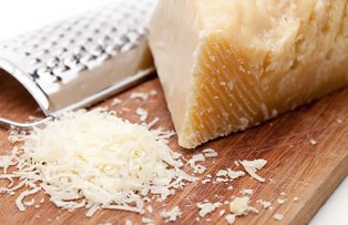 Obisnuiesti sa mananci parmezan? Nu ti-a spus nimeni asta pana acum