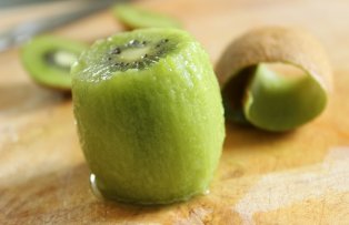 VIDEO / Cum sa decojesti un kiwi fara sa folosesti cutitul