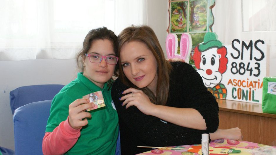 Ioana Maria Moldovan împreună cu copiii cu dizabilităţi a intrat în atelierul Lumea Faptelor Bune Conil