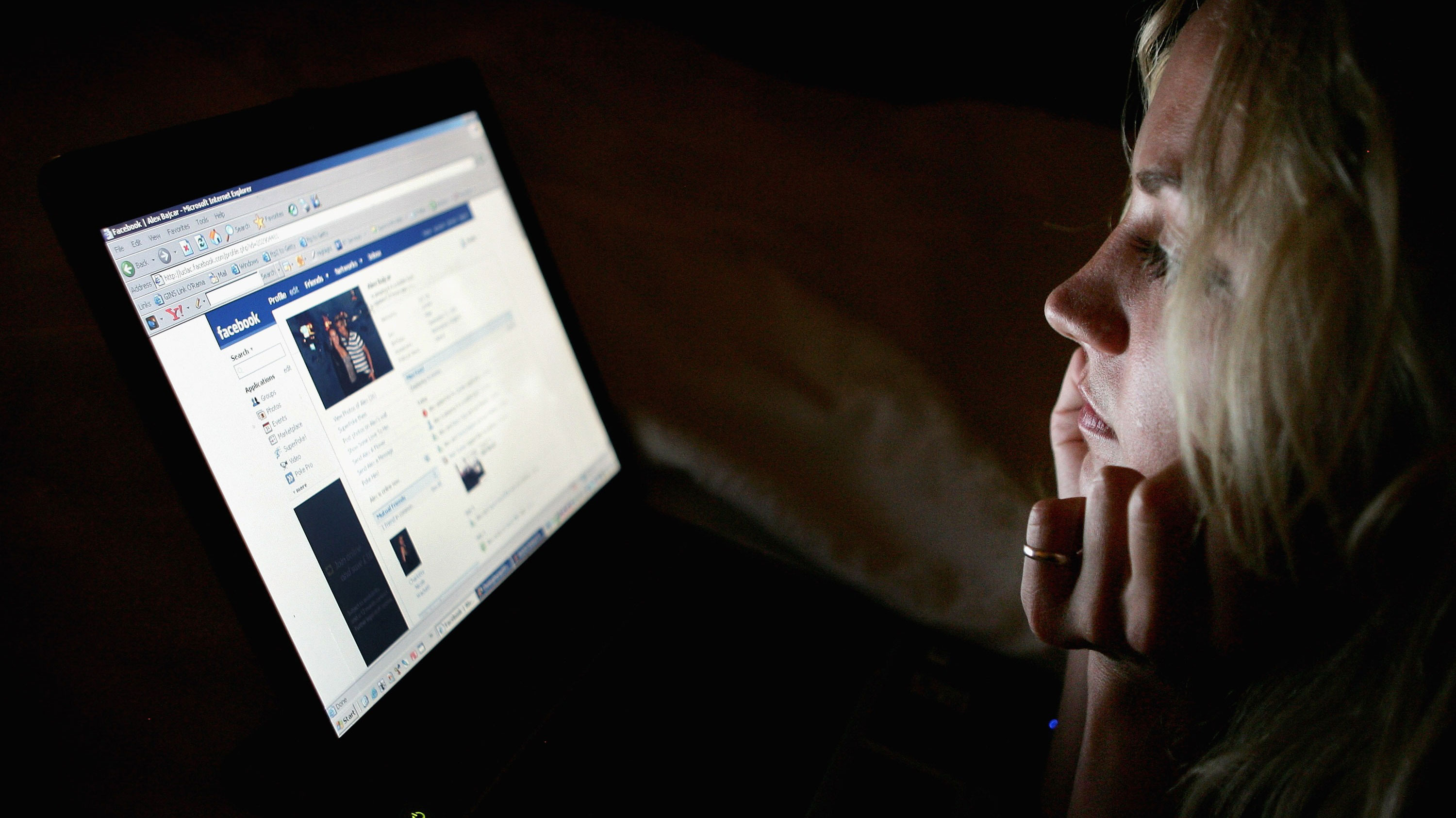 Iti cauti fostul sau fosta pe Facebook? Uite ce spune acest gest despre personalitatea ta