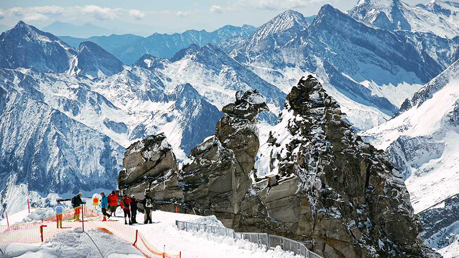 Schi in timpul verii? Da, pe ghetarul Hintertux din Austria. Aici zapada sta pe culmi 365 de zile pe an