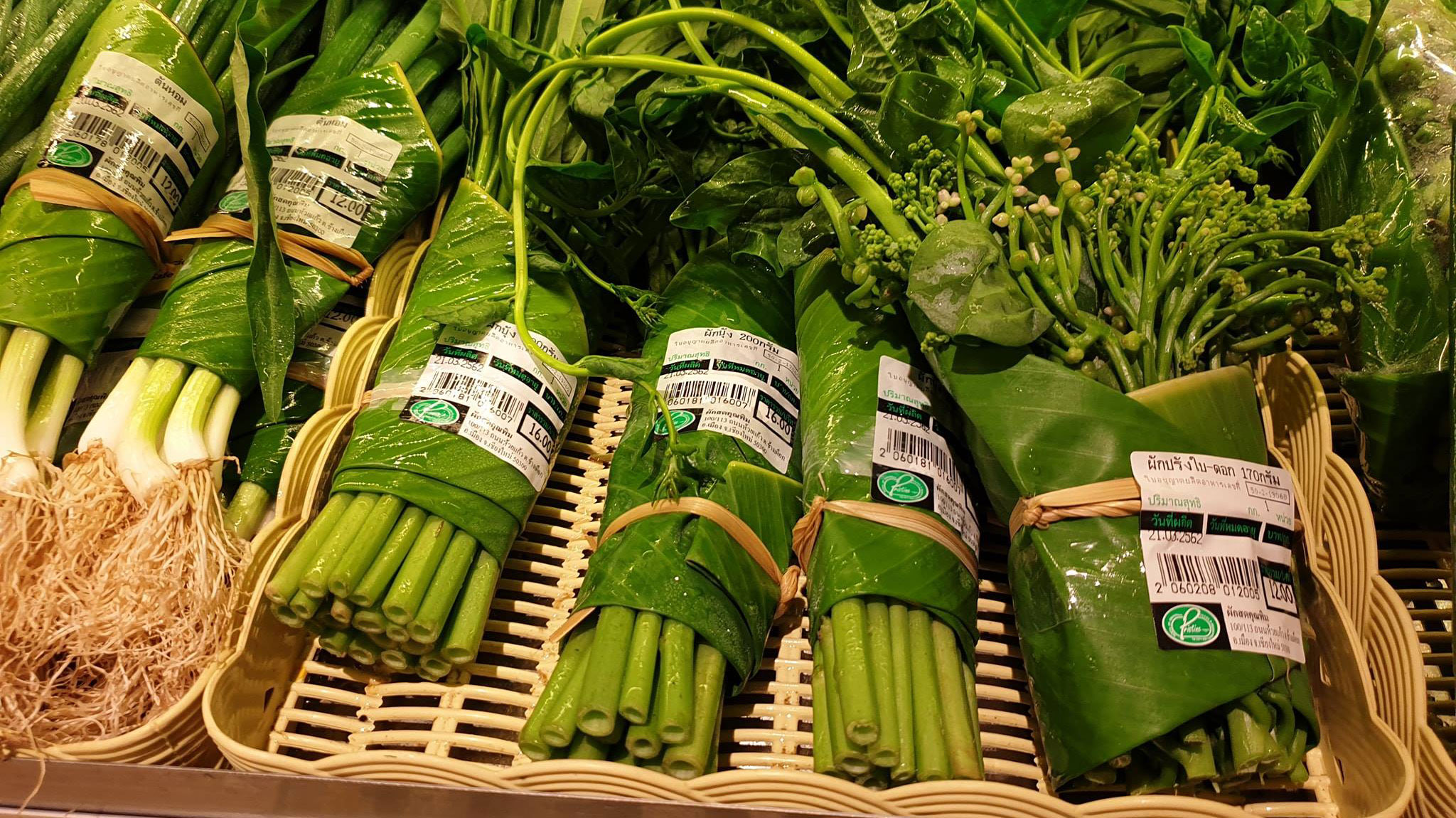 Un supermarket din Thailanda a gasit solutia pentru a evita masele plastice: frunzele de banane!