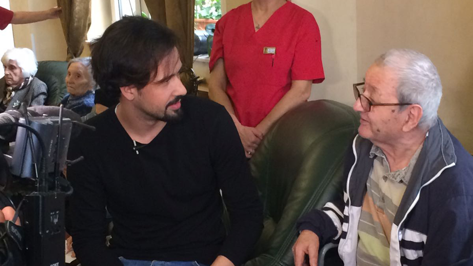 Alexandru Constantin a adus bucurie în sufletele unor bătrâni