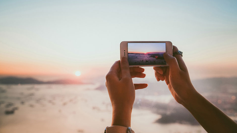 Ce se intampla in mintea celor care posteaza cel putin o fotografie pe Facebook in fiecare zi