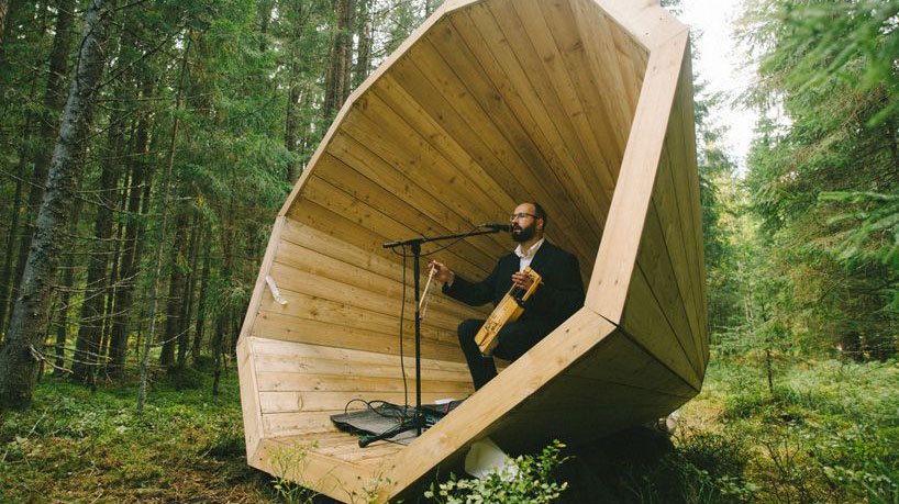 Locuri atipice de recreere. In Estonia au fost amplasate megafoane din lemn gigant pentru a amplifica sunetele din natura
