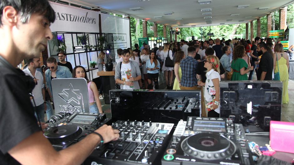 George Vintila si Virgil Batista DJ-i in pupitrul Nuit Sociale #VingtQuatre